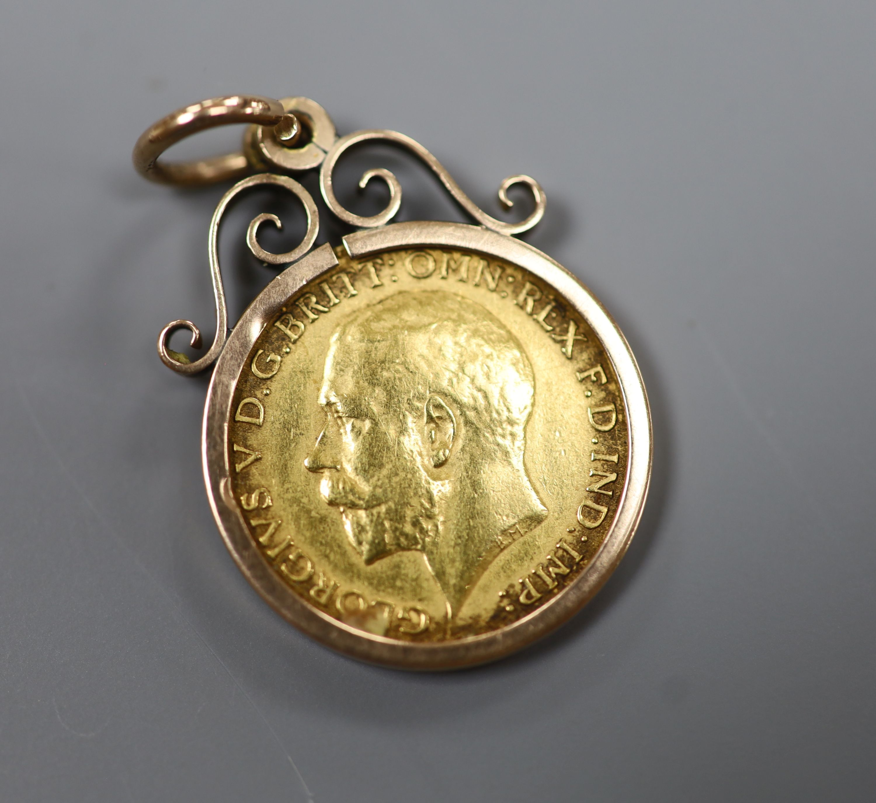 A 1914 gold half sovereign in a yellow metal pendant mount